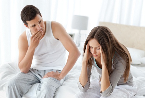 Worried man looking at his girlfriend having a headache on the bed at home, Image: 138496215, License: Royalty-free, Restrictions: , Model Release: yes, Credit line: Profimedia, Wavebreak