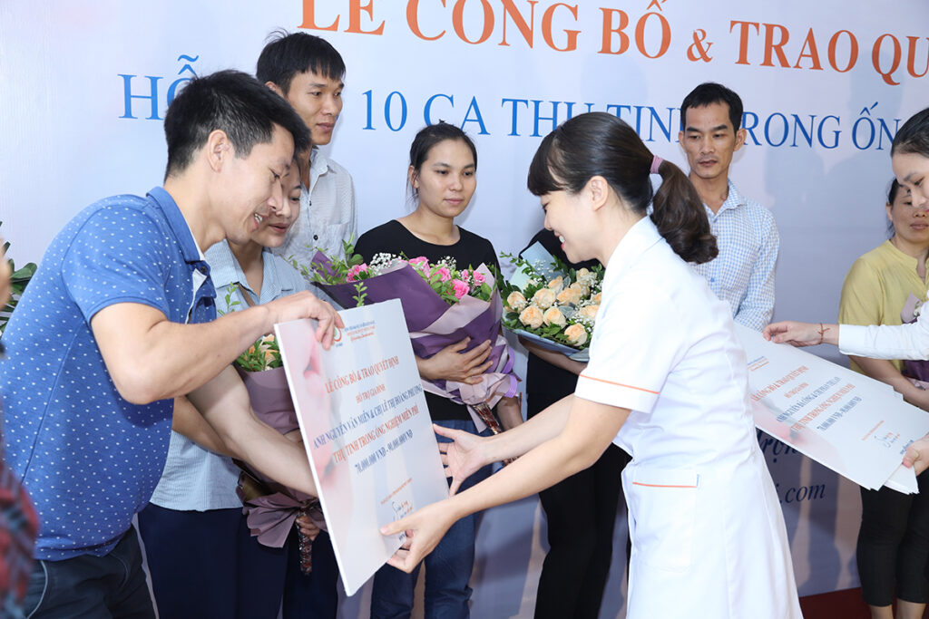 BS. Lê Thị Thu Hiền trao gói hỗ trợ cho các gia đình