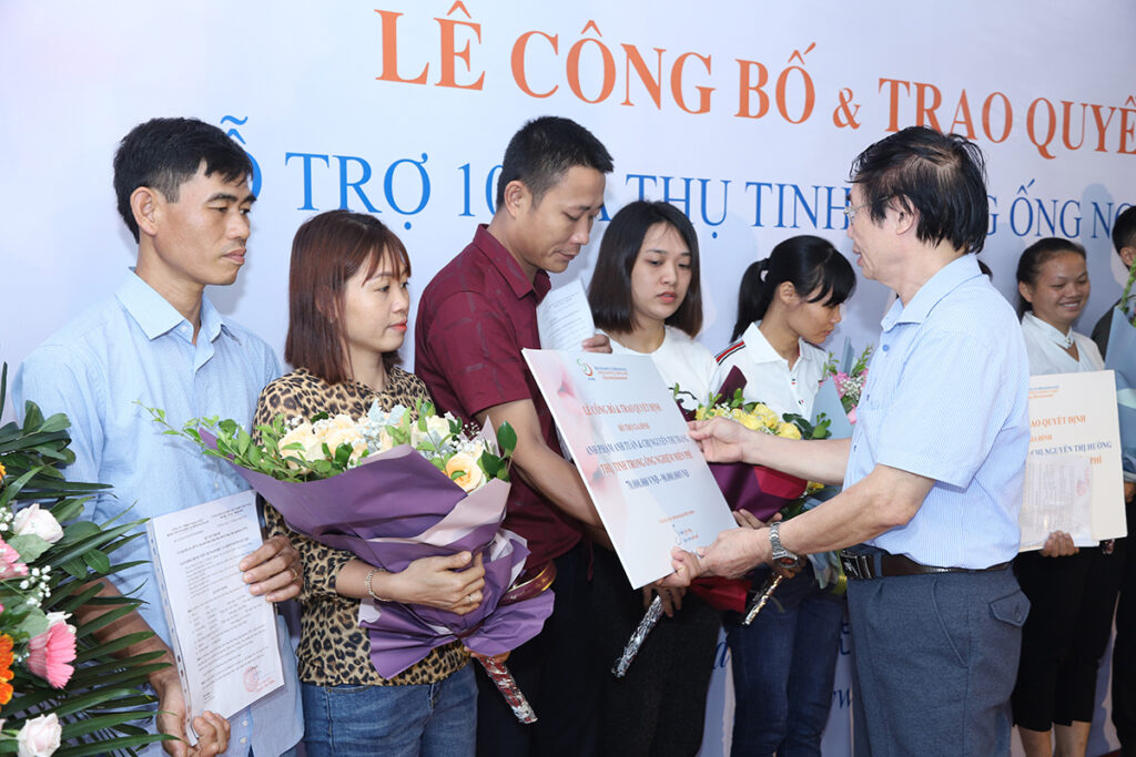 BS. Nguyễn Khắc Lợi trao gói hỗ trợ cho các gia đình