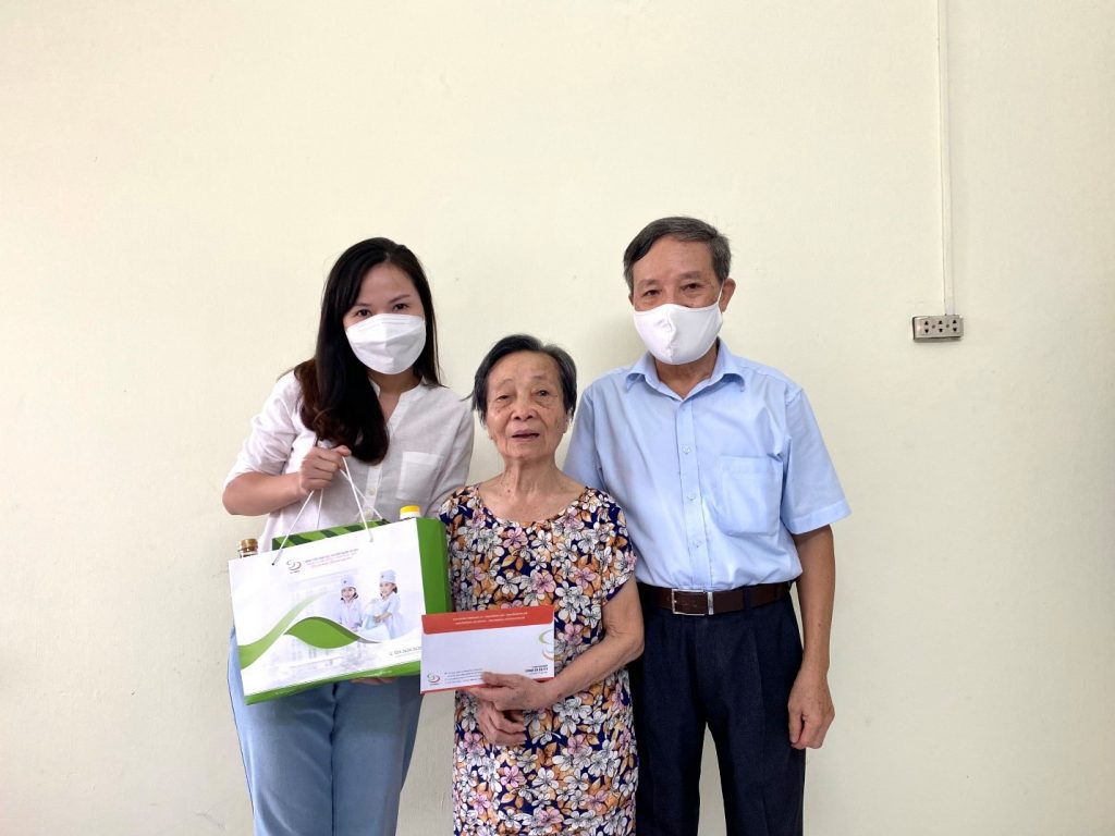 Bà Lê Thị Thanh Nhuần (Sinh năm 1934) là mẹ Liệt sỹ hiện đang sinh sống tại phường Hoàng Văn Thụ nhận quà Phụng dưỡng từ Bệnh viện.