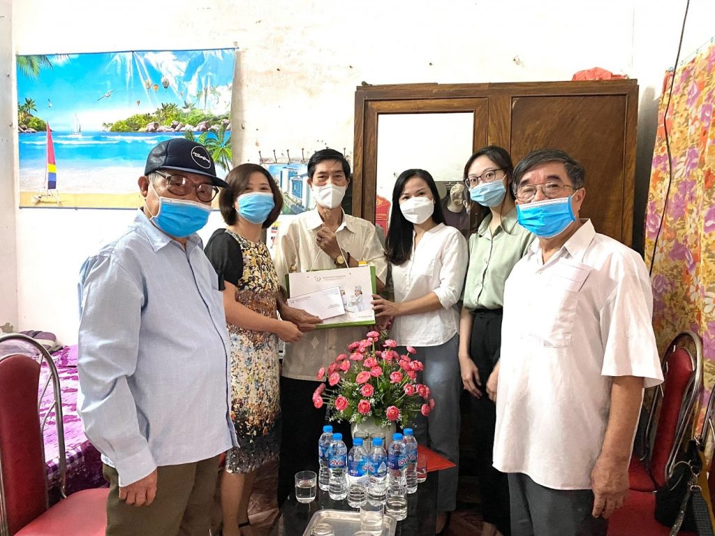 Đại diện Công đoàn Bệnh viện trao Quà phụng dưỡng cho người chăm sóc ông Đặng Ngọc Thanh (Sinh năm 1949) - người tham gia kháng chiến bị nhiễm chất độc hóa học ở phường Giáp Bát.
