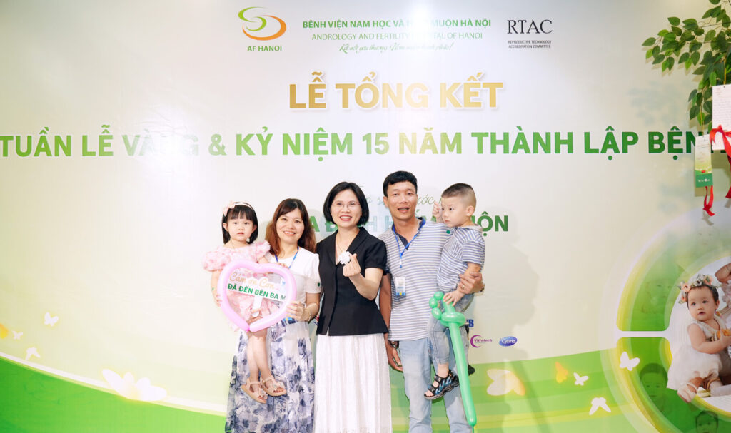 Ths Bs Trịnh Thị Thúy Phó Trưởng Khoa Pt Gmhs Chụp ảnh Cùng Gia đình Thành Công.jpg