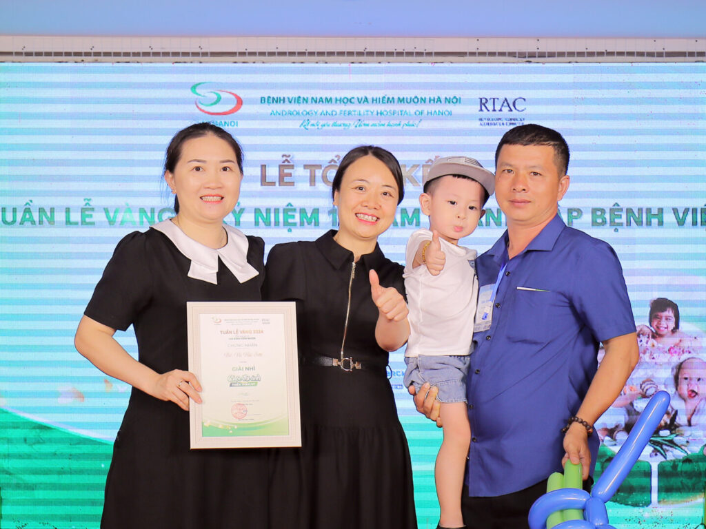 Ths.bs Lê Thị Thu Hiền Chụp ảnh Cùng Gia đình Ivf Thành Công 