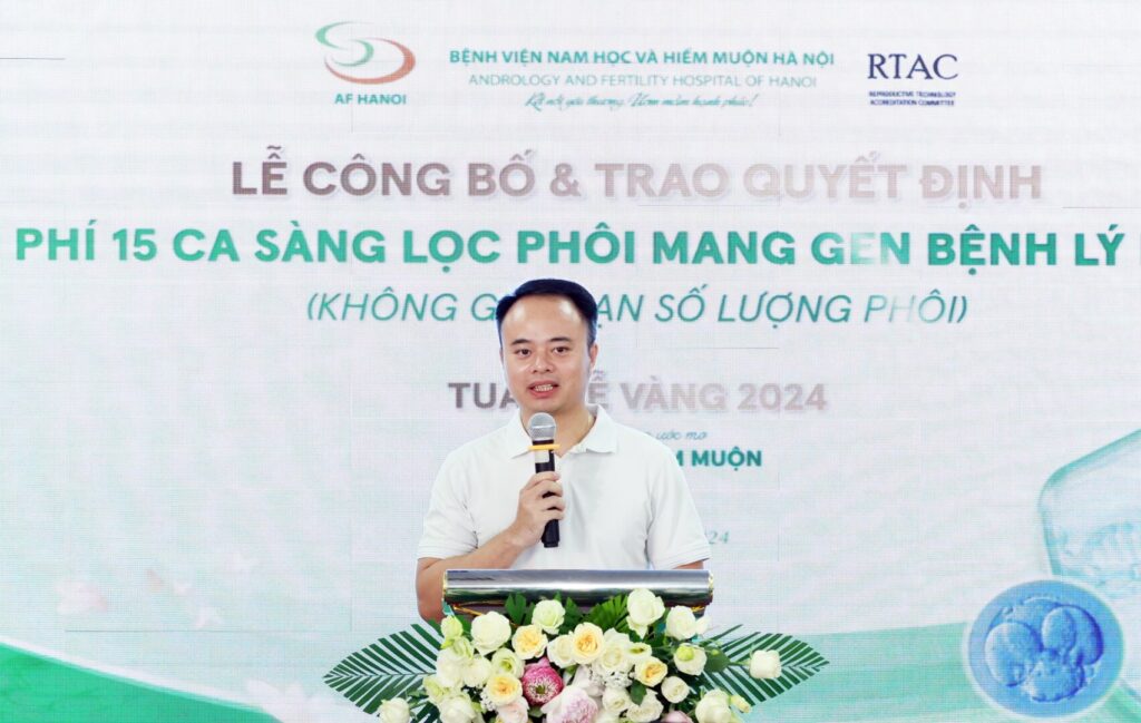 Tiến Sĩ Nguyễn Minh Đức Trưởng Labo Hỗ Trợ Sinh Sản đọc Quyết định Trao 20 Gói Hỗ Trợ Sàng Lọc Phôi Mang Gen Bệnh Lý Di Truyền đơn Gen