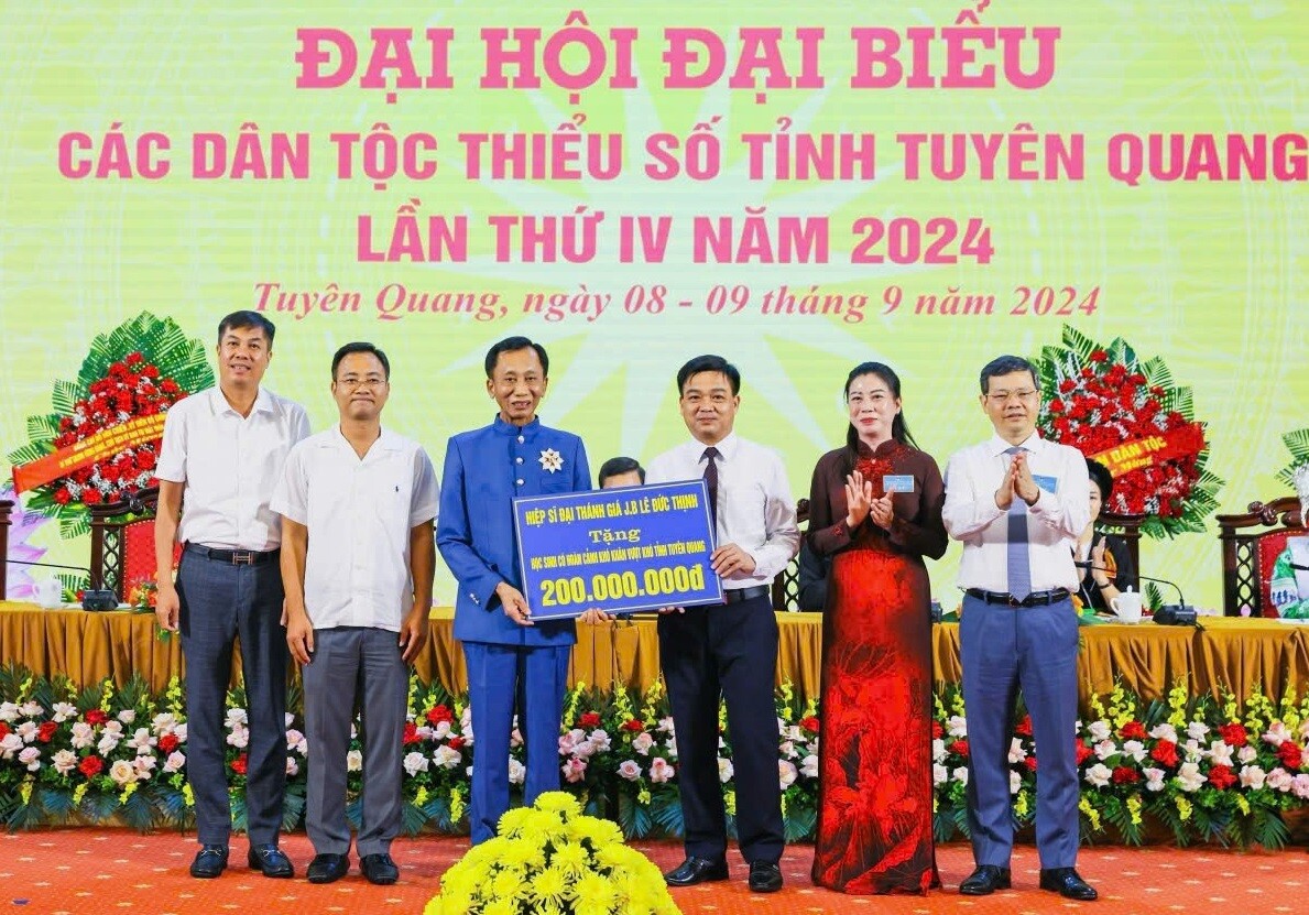 Hiệp Sĩ đại Thánh Giá Gioan Baotixita Lê Đức Thịnh (áo Xanh) Và Những Người Bạn đồng Hành (bên Trái) ủng Hộ Tiền Giúp đỡ Học Sinh Nghèo Tỉnh Tuyên Quang