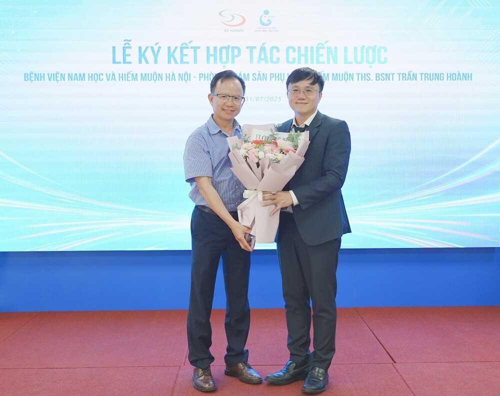 Chủ Tịch Lê Trung Hiếu Tặng Hoa