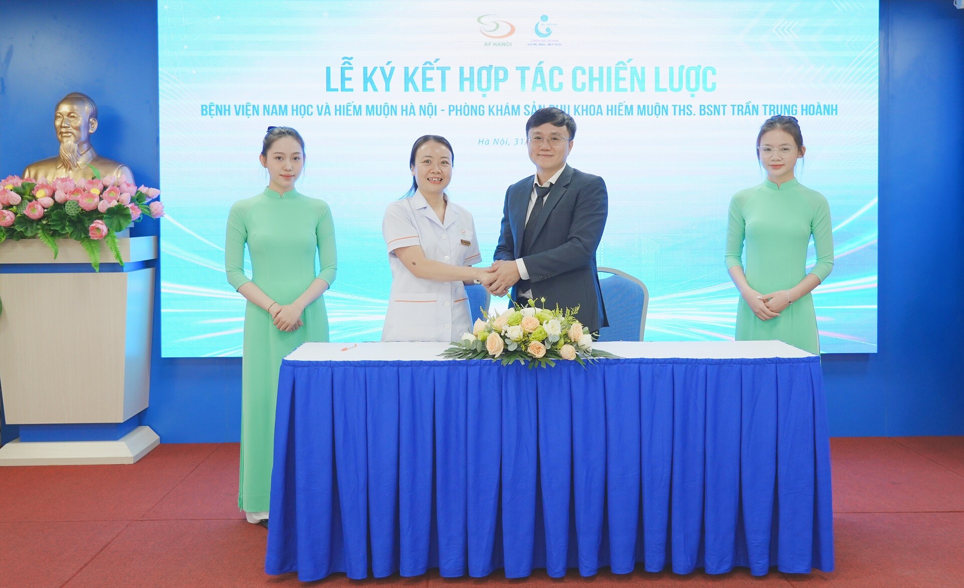 Đại Diện Bệnh Viện, Ths Bs Lê Thị Thu Hiền Và Bsnt Trần Trung Hoành Ký Kết Hợp Tác 2