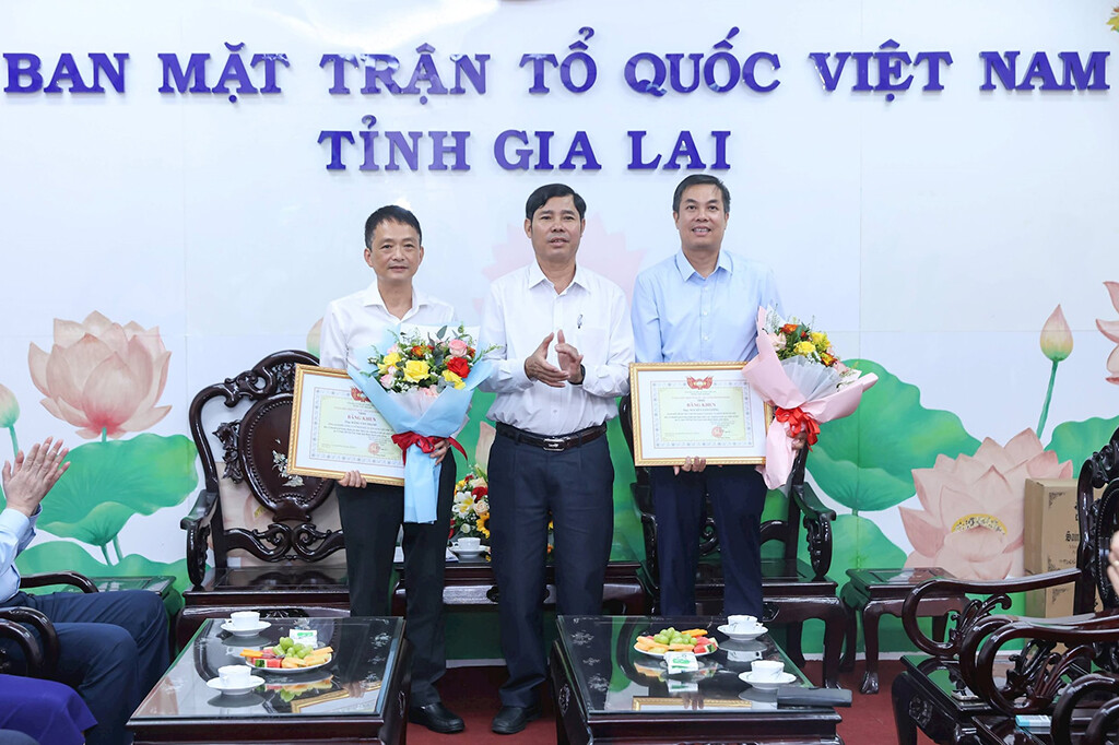 Ubmttq Tỉnh Gia Lai Trao Tặng Bằng Khen Cho ông Đăng Văn Thanh; ông Nguyễn Văn Cường