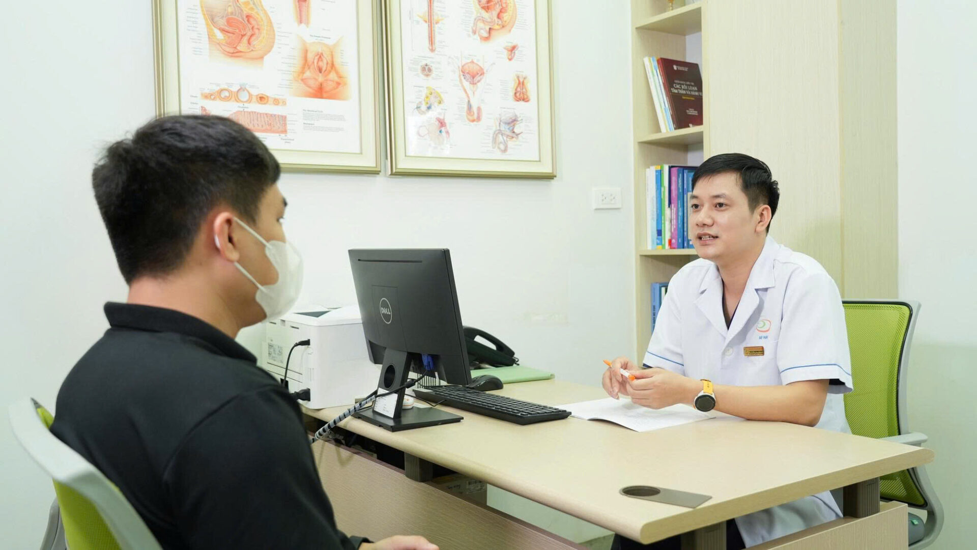 Bác Sĩ Ngọc đang Thăm Khám Cho Một Trường Hợp Bệnh Nhân