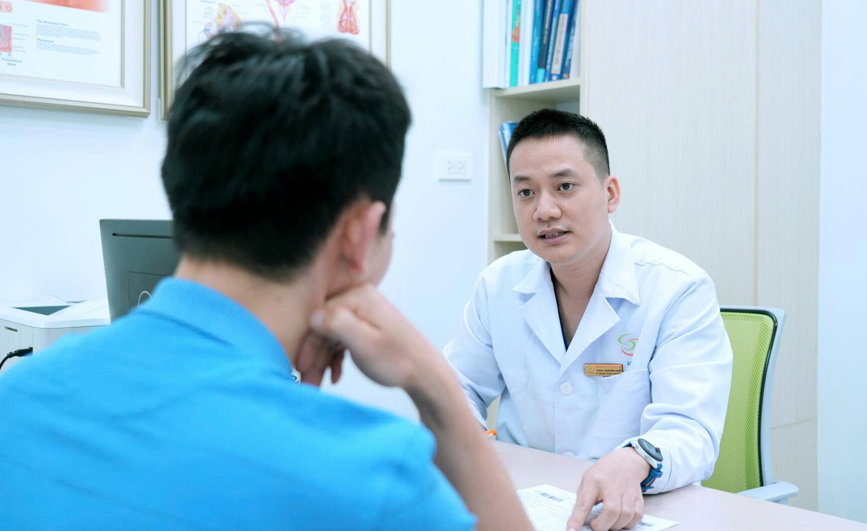 Bác Sĩ Ngọc đang Thăm Khám Cho Một Trường Hợp Bệnh Nhân.2