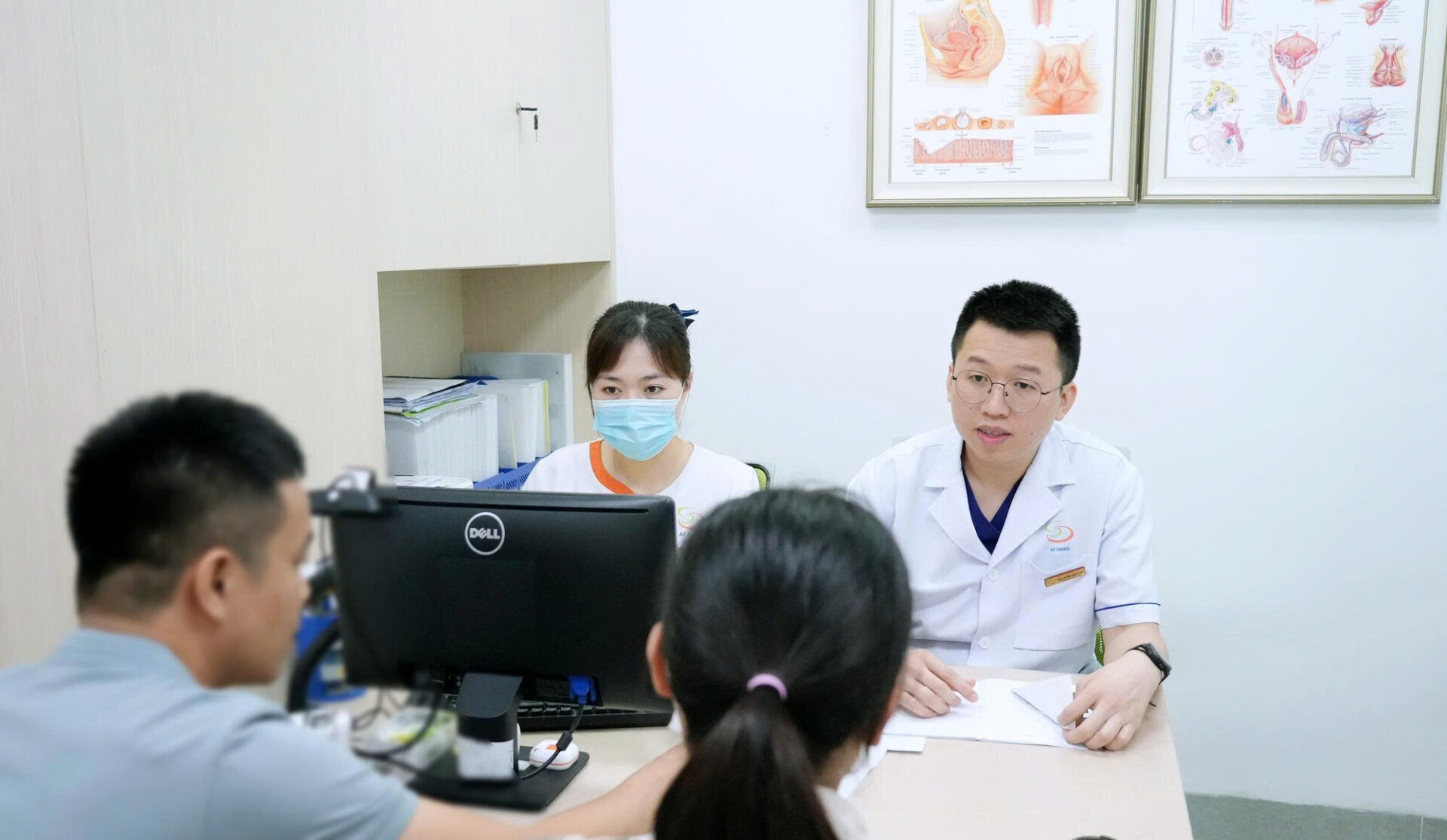 Bác Sĩ Trung đang Tư Vấn.1