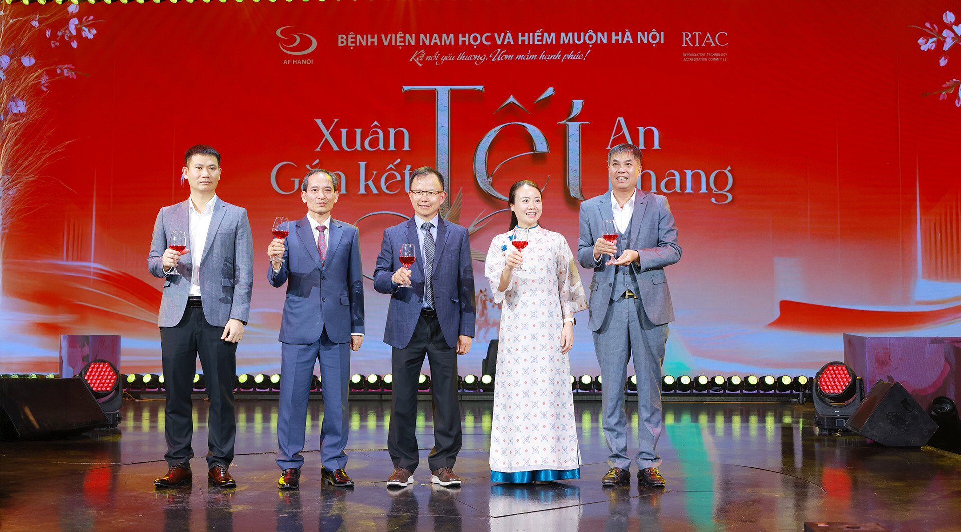 Gala 2026 Ban Lãnh đạo Nâng Ly Khai Tiệc 1