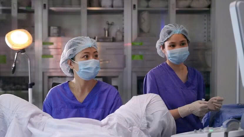 Bác Sĩ Thực Hiện Chuyển Phôi Cho Bệnh Nhân Làm Ivf