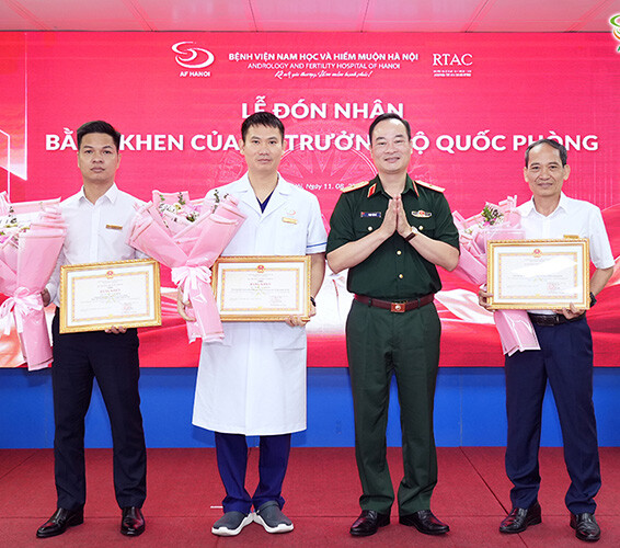 Vinh Dự Đón Nhận Bằng Khen Của Bộ Trưởng Bộ Quốc Phòng (thumb)