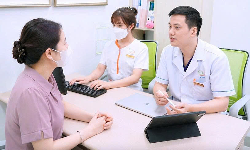 Bác Sĩ Ngọc Thăm Khám Cho Bệnh Nhân